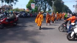 Satlantas Polresta Sidoarjo bersama Polsek dan Koramil Gedangan Laksanakan PAM Pengamanan 51 Biksu Lintas Negara