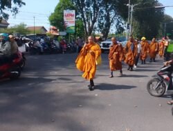 Satlantas Polresta Sidoarjo bersama Polsek dan Koramil Gedangan Laksanakan PAM Pengamanan 51 Biksu Lintas Negara