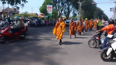 Satlantas Polresta Sidoarjo bersama Polsek dan Koramil Gedangan Laksanakan PAM Pengamanan 51 Biksu Lintas Negara