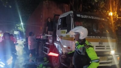 Polisi Bersama Warga Sigap Evakuasi Pohon Tumbang Timpa Kontainer di Simpang Empat RPH Krian