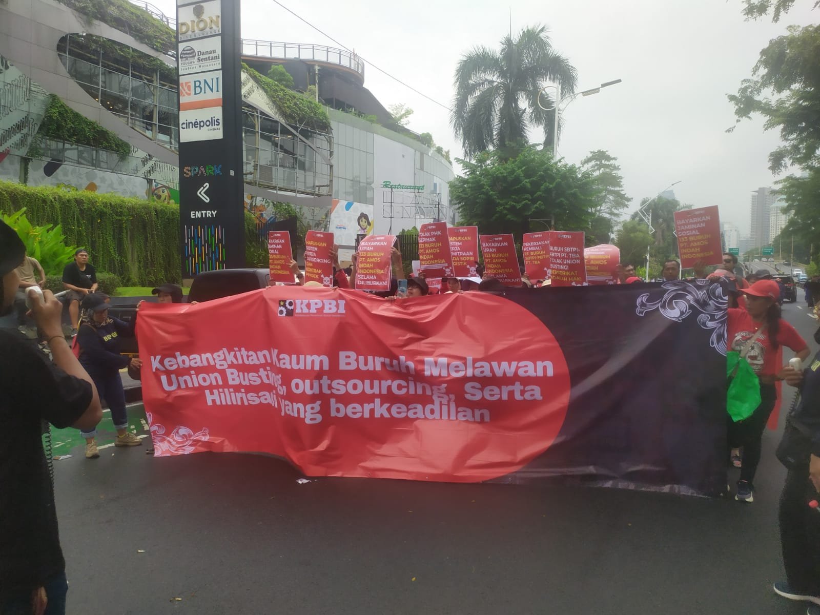 Ribuan Massa Padati Senayan, Gelar Aksi Damai Dukung Ekonomi Kerakyatan dan Tuntut Keadilan Buruh