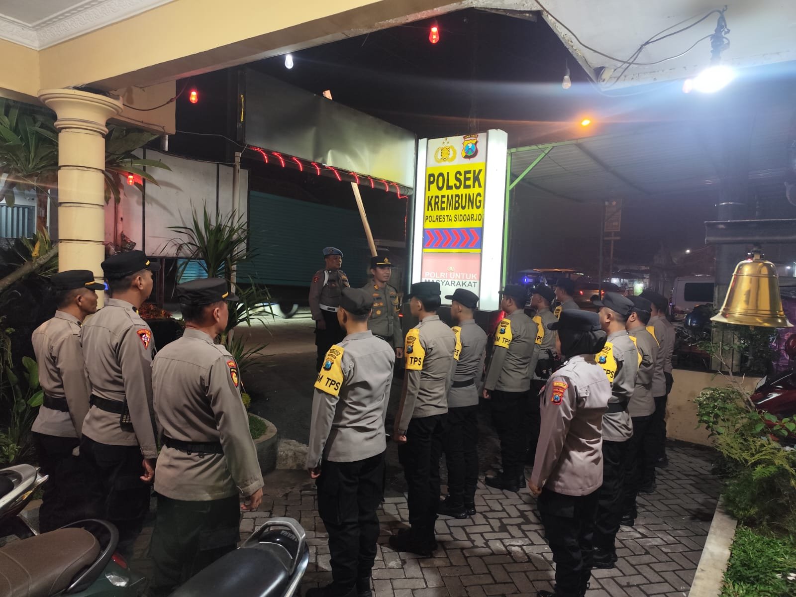 Kapolsek Krembung Pimpin Langsung Apel Pergeseran Pasukan Pengamanan Pilkades 2026