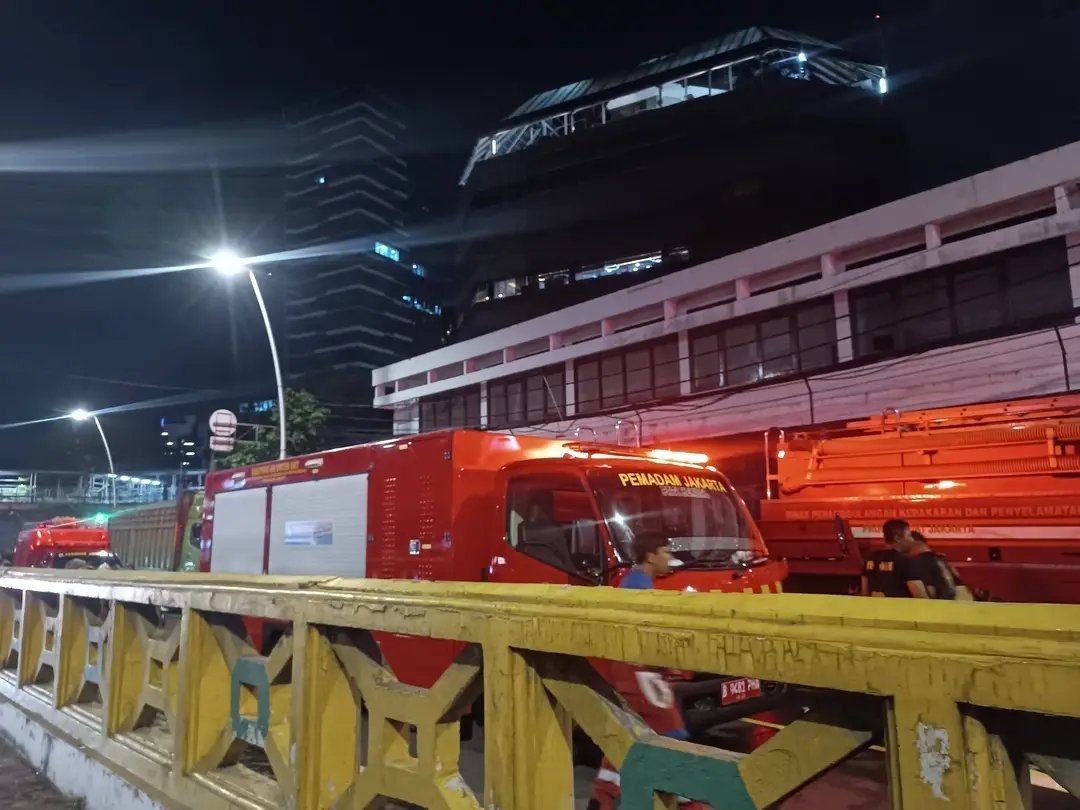 Ruko di Tanah Abang Terbakar, 12 Unit Mobil Damkar Dikerahkan ke Lokasi