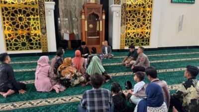 Prosesi akad nikah tahanan Polresta Sidoarjo berlangsung khidmat di Masjid Al Ikhlas dengan pendampingan petugas dan keluarga.