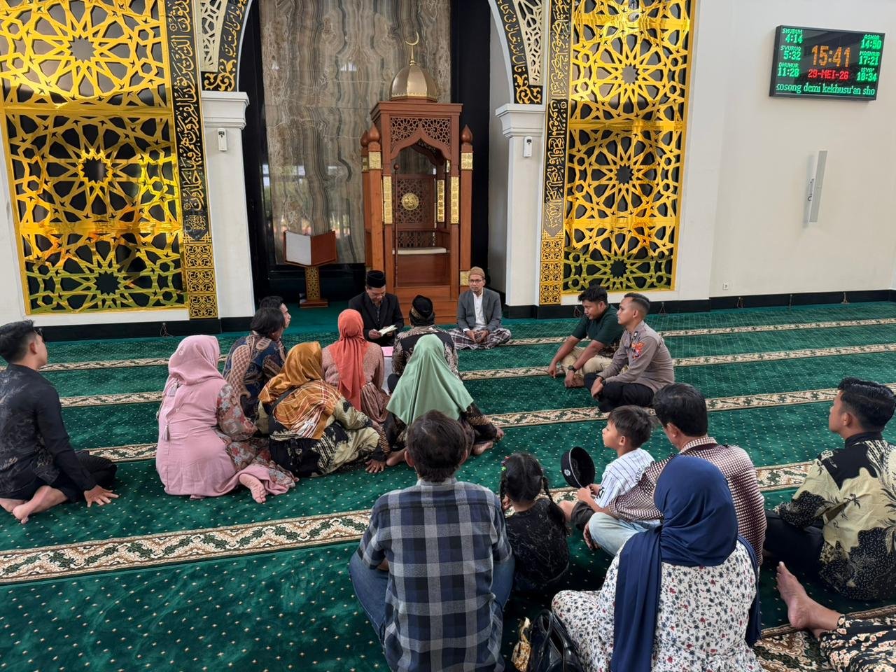 Prosesi akad nikah tahanan Polresta Sidoarjo berlangsung khidmat di Masjid Al Ikhlas dengan pendampingan petugas dan keluarga.