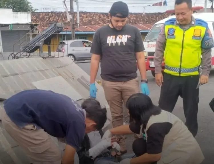 Naas...!!! Ambulans Tabrak Motor di Wates, "Pihak Mana Yang Patut di Salahkan?