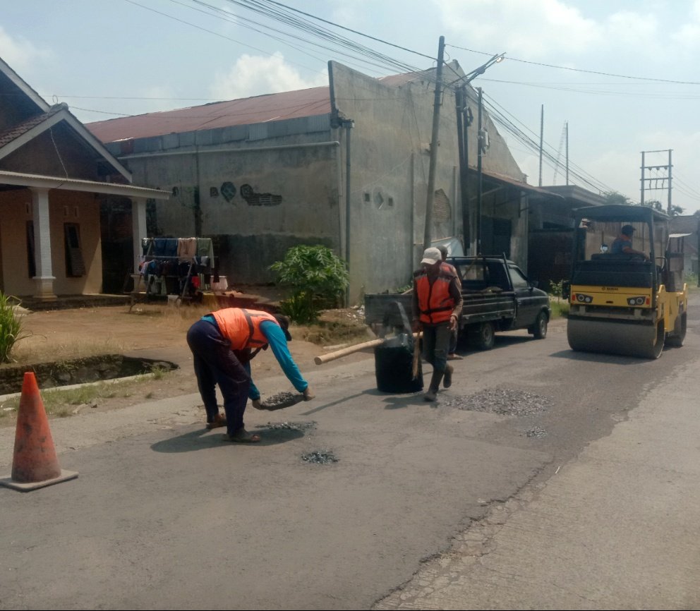 Perbaiki Jalan Rusak di Tajinan, Dinas PU Bina Marga Malang Siagakan 7 UPT