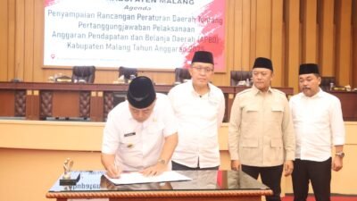 Bupati Malang HM Sanusi saat menandatangani dokumen resmi dalam Rapat Paripurna DPRD Kabupaten Malang yang membahas pertanggungjawaban APBD Tahun 2025.