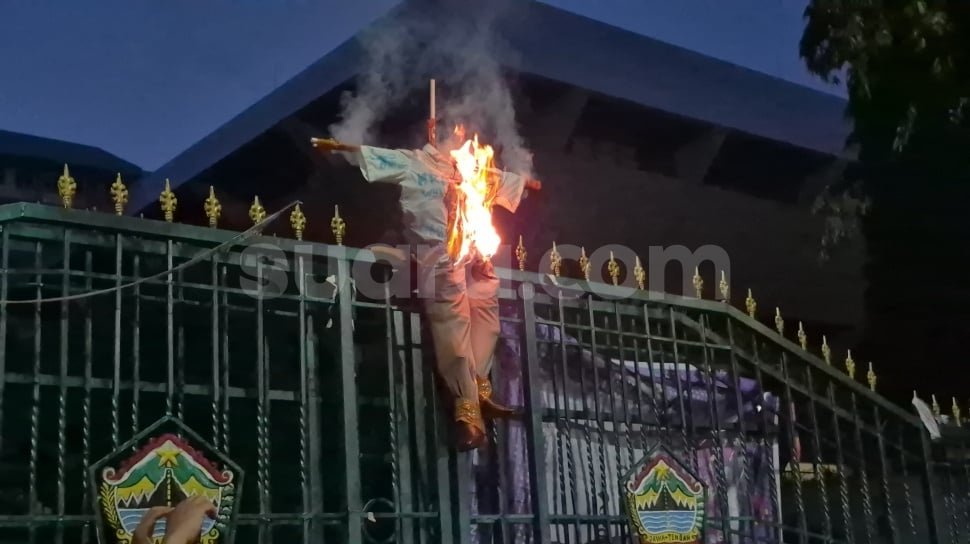 Aksi Mahasiswa Semarang Soroti Rupiah, BBM, hingga Program MBG dan KDMP