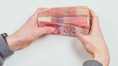 Menjemput Yuan Saat Dolar Mengamuk