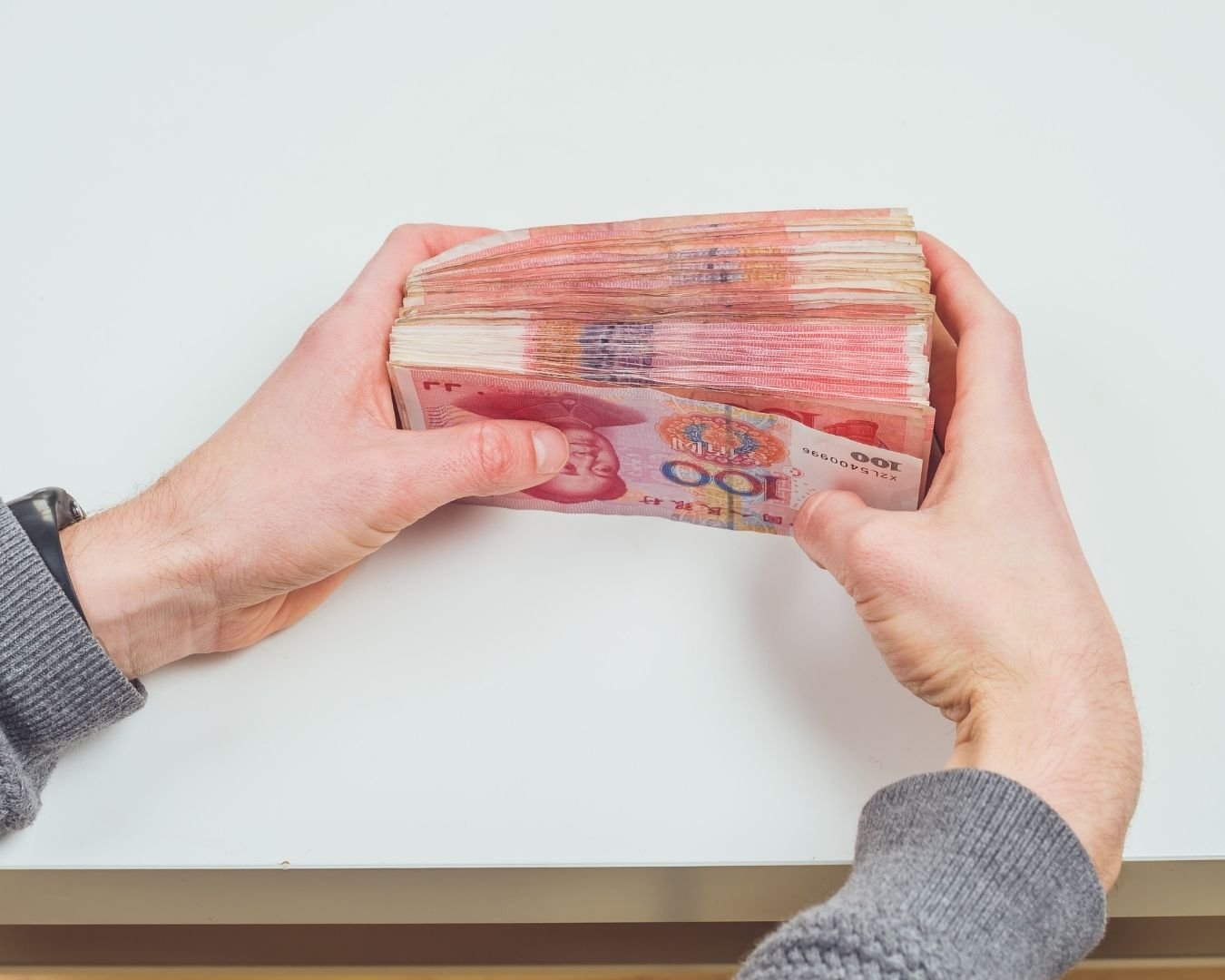 Menjemput Yuan Saat Dolar Mengamuk
