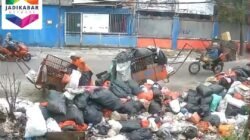 Sampah Menumpuk di Depan TK Jalan Wijaya I Jelambar, Warga Keluhkan Bau Menyengat