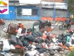 Sampah Menumpuk di Depan TK Jalan Wijaya I Jelambar, Warga Keluhkan Bau Menyengat