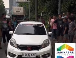 Diduga Serangan Jantung, Pengemudi Brio Putih Tewas di Daan Mogot