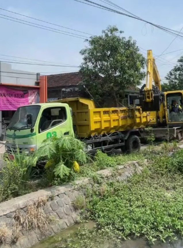 Dari Lumpur Menjadi Lancar, DPUBMSDA Sidoarjo Rawat Nadi Kehidupan di Sungai Kedungrawan
