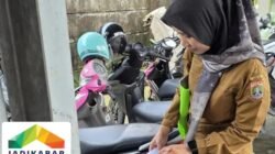 Sisir Parkiran Stasiun KRL, Samsat Ciputat Tempel Resi Tagihan Pajak di Ratusan Kendaraan