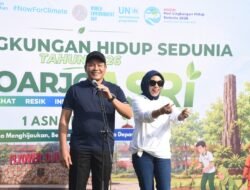Bupati dan Wakil Bupati Sidoarjo Kompak Tanam Pohon Pucuk Merah 