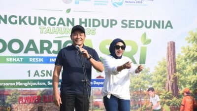 Bupati dan Wakil Bupati Sidoarjo Kompak Tanam Pohon Pucuk Merah 