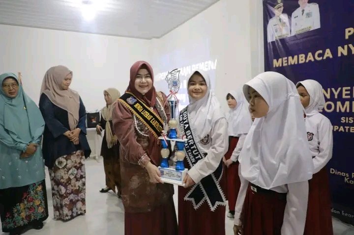 Serahkan Hadiah Pemenang Lomba Bertutur 2026