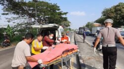 Polres Lamongan Evakuasi Pengendara Motor yang Alami Laka Vs Truk di Jalur Nasional Babat-Lamongan