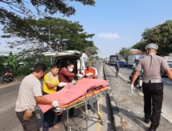 Polres Lamongan Evakuasi Pengendara Motor yang Alami Laka Vs Truk di Jalur Nasional Babat-Lamongan