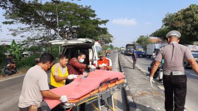 Polres Lamongan Evakuasi Pengendara Motor yang Alami Laka Vs Truk di Jalur Nasional Babat-Lamongan