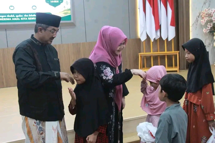 Peringati Hari Asyura, Bupati Anwar Sadat dan Hj. Fadhilah Sadat Santuni Anak Yatim