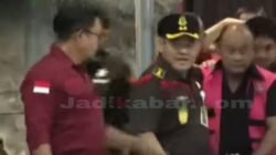 Dengan Rompi Merah Jambu dan Tangan Terborgol!!! Mantan Eks Kepala BGN, Resmi Ditahan Oleh Kejagung