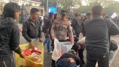 Rutam Nuwus Aksi Damai BEM Malang Raya Berjalan Lancar, Polisi dan Mahasiswa Bersih-Bersih Usai Orasi