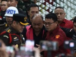 Dengan Rompi Merah Jambu dan Tangan Terborgol!!! Mantan Eks Kepala BGN, Resmi Ditahan Oleh Kejagung