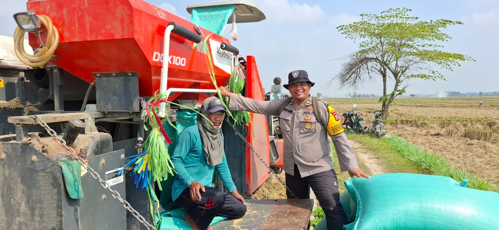 Panen Raya Penuh Berkah, Mas Bhabin Membaur di Sawah, Petani Nikmati Hasil Melimpah dan Harga Gabah Tinggi