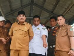 Respons Cepat Keluhan Warga, Bupati Tanjab Barat Tinjau Dermaga Apung Ambruk di Tanjung Senjulang