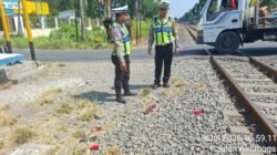 Polisi Tolong Pengendara Scoopy Usai Laka dengan KA Pandalungan di Sukodadi