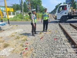Polisi Tolong Pengendara Scoopy Usai Laka dengan KA Pandalungan di Sukodadi