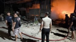 Respon Cepat Laporan 110, Polres Lamongan Bantu Tangani Kebakaran Gudang di Sukodadi