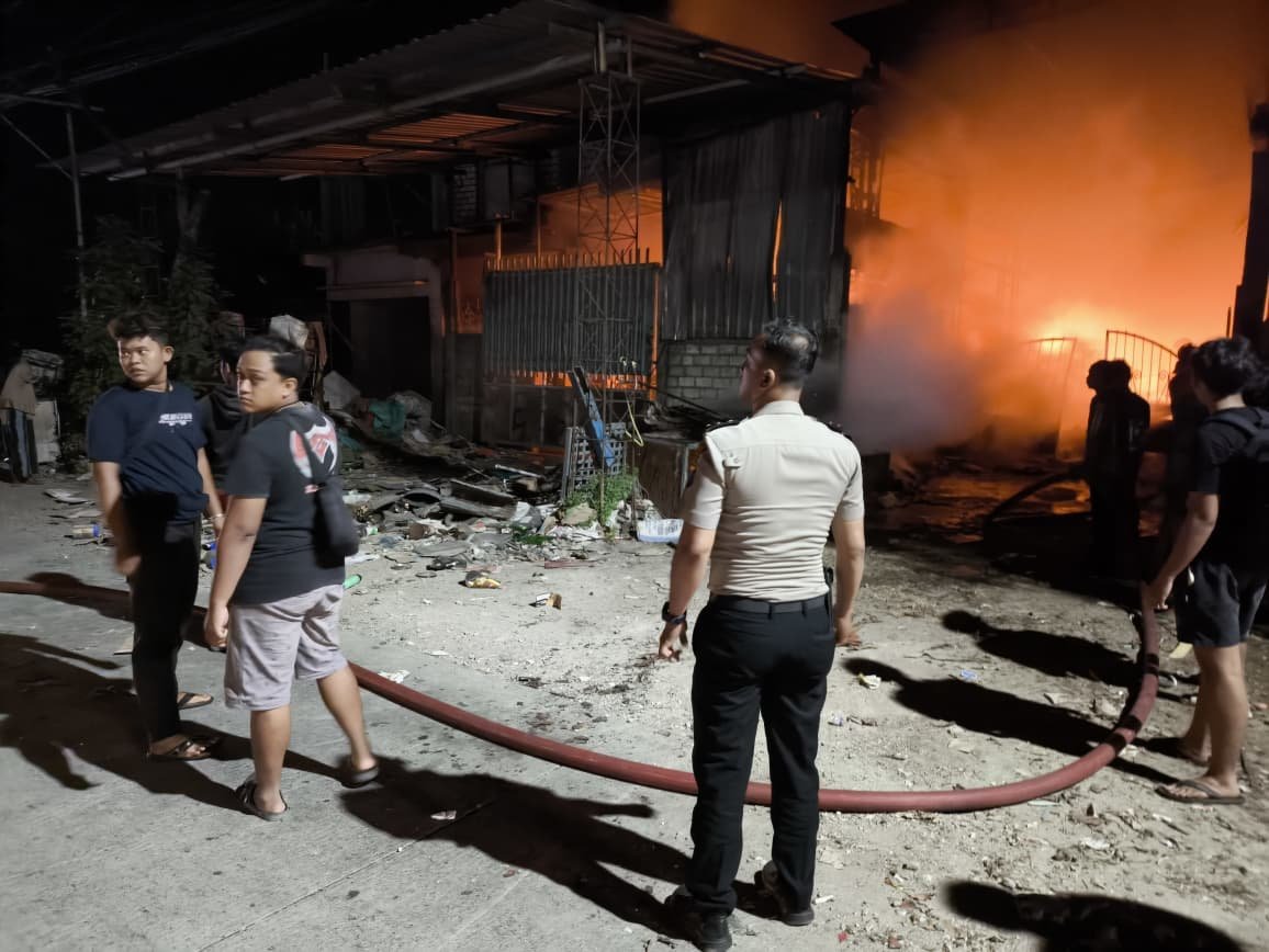 Respon Cepat Laporan 110, Polres Lamongan Bantu Tangani Kebakaran Gudang di Sukodadi