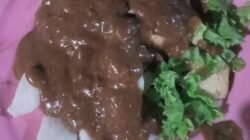 Tahu Tek “Pak Tek” Lamongan Bertahan 12 Tahun, Harga Tetap Rp12 Ribu dengan Telur, Jadi Kuliner Favorit Warga