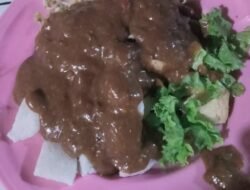 Tahu Tek “Pak Tek” Lamongan Bertahan 12 Tahun, Harga Tetap Rp12 Ribu dengan Telur, Jadi Kuliner Favorit Warga