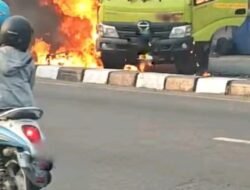 Lakalantas Truk Vs Sepada Motor di Depan Indomart Palbapang Magelang Berakibat Truk Kebakar