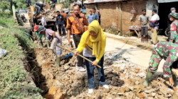 Hari Ketiga Pascabanjir Serbelawan, Camat Siti Aminah Pimpin Gotong Royong Massal, Material Tembok Roboh Dimanfaatkan Perbaiki Jalan
