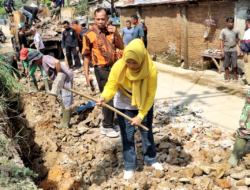 Hari Ketiga Pascabanjir Serbelawan, Camat Siti Aminah Pimpin Gotong Royong Massal, Material Tembok Roboh Dimanfaatkan Perbaiki Jalan