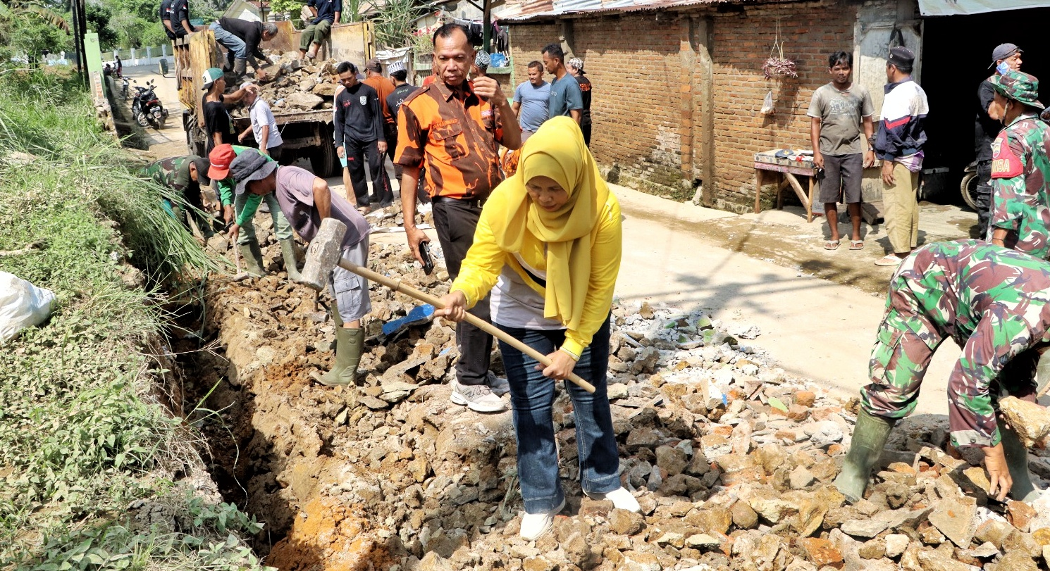 Hari Ketiga Pascabanjir Serbelawan, Camat Siti Aminah Pimpin Gotong Royong Massal, Material Tembok Roboh Dimanfaatkan Perbaiki Jalan