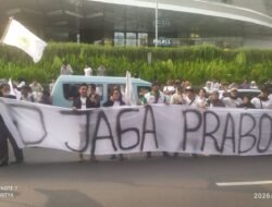 Aksi Damai di Senayan : Massa Suarakan “Jaga Prabowo, Jaga Indonesia” di Tengah Arus Lalu Lintas Padat
