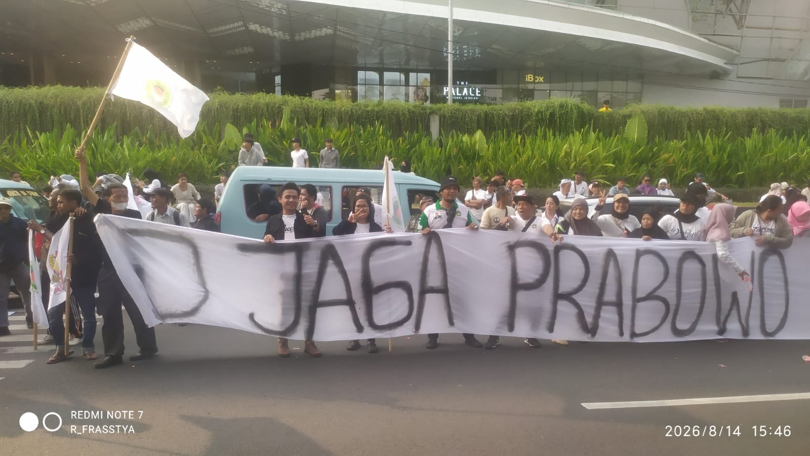 Aksi Damai di Senayan : Massa Suarakan "Jaga Prabowo, Jaga Indonesia" di Tengah Arus Lalu Lintas Padat