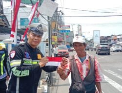 Sambut HUT Kemerdekaan RI ke-81, Ditintelkam Polda Jambi Bersama Ditlantas dan Polresta Jambi Bagi-bagi Ribuan Bendera Merah Putih
