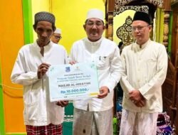 Safari Subuh di Masjid Al Hidayah, Bupati Tanjabbar Serahkan Bantuan ZIS Rp10 Juta