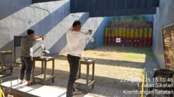Asah Kecepatan dan Konsentrasi, Kasat Narkoba Polres Tanjung Perak Rutin Latihan Menembak di Lapangan Arjuna