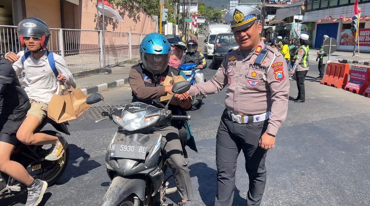 Dukung Program Polres Batu Mantab, Satlantas Polres Batu Gelar Jumat Berbagi Berkah dan Sosialisasi Kamseltibcarlantas