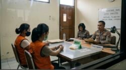 Ilustrasi foto ai: Dua perempuan terduga pelaku peredaran narkotika jenis sabu, S.H. dan D.P., saat menjalani pemeriksaan awal di Mapolres Pelabuhan Tanjung Perak, Surabaya.